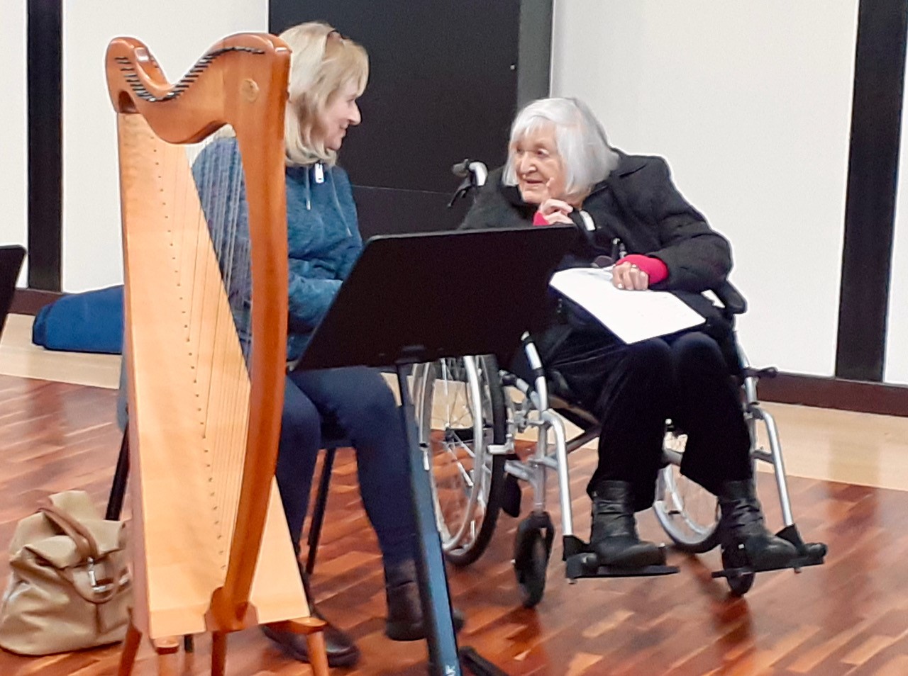 Betty Matthews (Honorary Life member of the Clarsach Society, and Founder member and Life member of Northumbrian branch) giving one of our members some useful advice at a recent workshop.